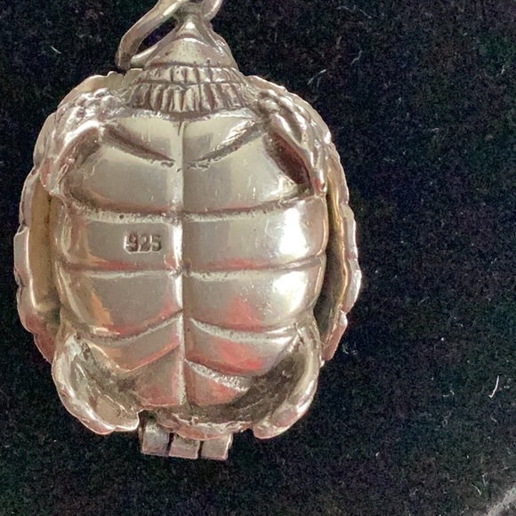 Adorable sterling silver turtle pendant/locket - Picture 2 of 5